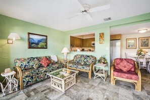 شقة - سرير ملكي مع أريكة سرير - بشرفة مسقوفة - بمنظر جزئي للمحيط (Casa de Emdeko 216) | منطقة المعيشة | تلفزيون بشاشة مسطحة بحجم 42-بوصة يعرض قنوات تلفزيونية رقمية