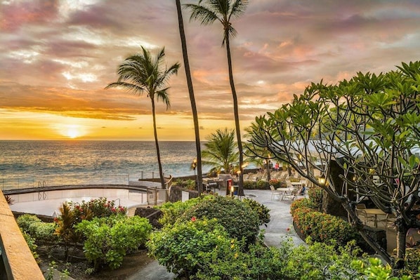 コンドミニアム キングベッド 1 台ソファーベッド付き ラナイ パーシャル オーシャン ビュー (Casa de Emdeko 216) | ビーチ / オーシャン ビュー