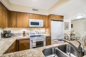Private kitchen - Beautiful Ocean View - Updated - Wifi Included- Vrkcv (Kailua-Kona)