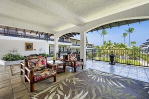 Terrace/patio - Beautiful Ocean View - Updated - Wifi Included- Vrkcv (Kailua-Kona)