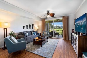 Lejlighed - flere senge - hawaiiansk terrasse - udsigt til golfbane (Waikoloa Beach Villas L3) | Opholdsområde | 42-tommers fladskærms-tv med digitale kanaler