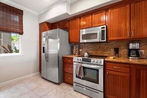 Lejlighed - flere senge - hawaiiansk terrasse - udsigt til golfbane (Waikoloa Beach Villas L3) | Privat køkken | Kaffe-/temaskine, spisebord