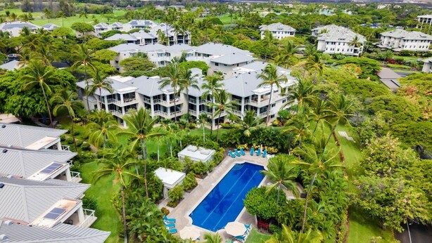 Ein Resort mit mehreren Gebäuden, einem Pool und üppiger Bepflanzung.