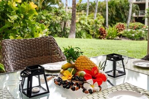 شقة - عدة أسرّة - بشرفة مسقوفة - منظر للحديقة (Vista Waikoloa C105) | تناول الطعام بالخارج