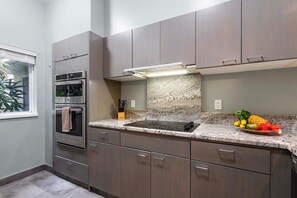 Condo, várias camas, varanda coberta, vista para o jardim (Vista Waikoloa C105) | Cozinha privada | Cafeteira/chaleira, mesas de jantar