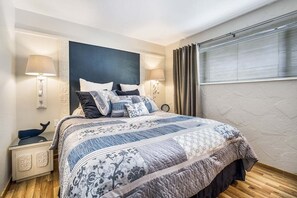 Kondominium, 1 Tempat Tidur King dengan tempat tidur Sofa, beranda (Casa de Emdeko 221) | 1 kamar tidur dan didekorasi berbeda-beda