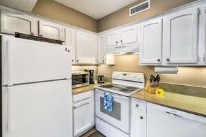 Condo, 1 King Bed with Sofa bed, Lanai, Garden View (Casa de Emdeko 221) | Private kitchen