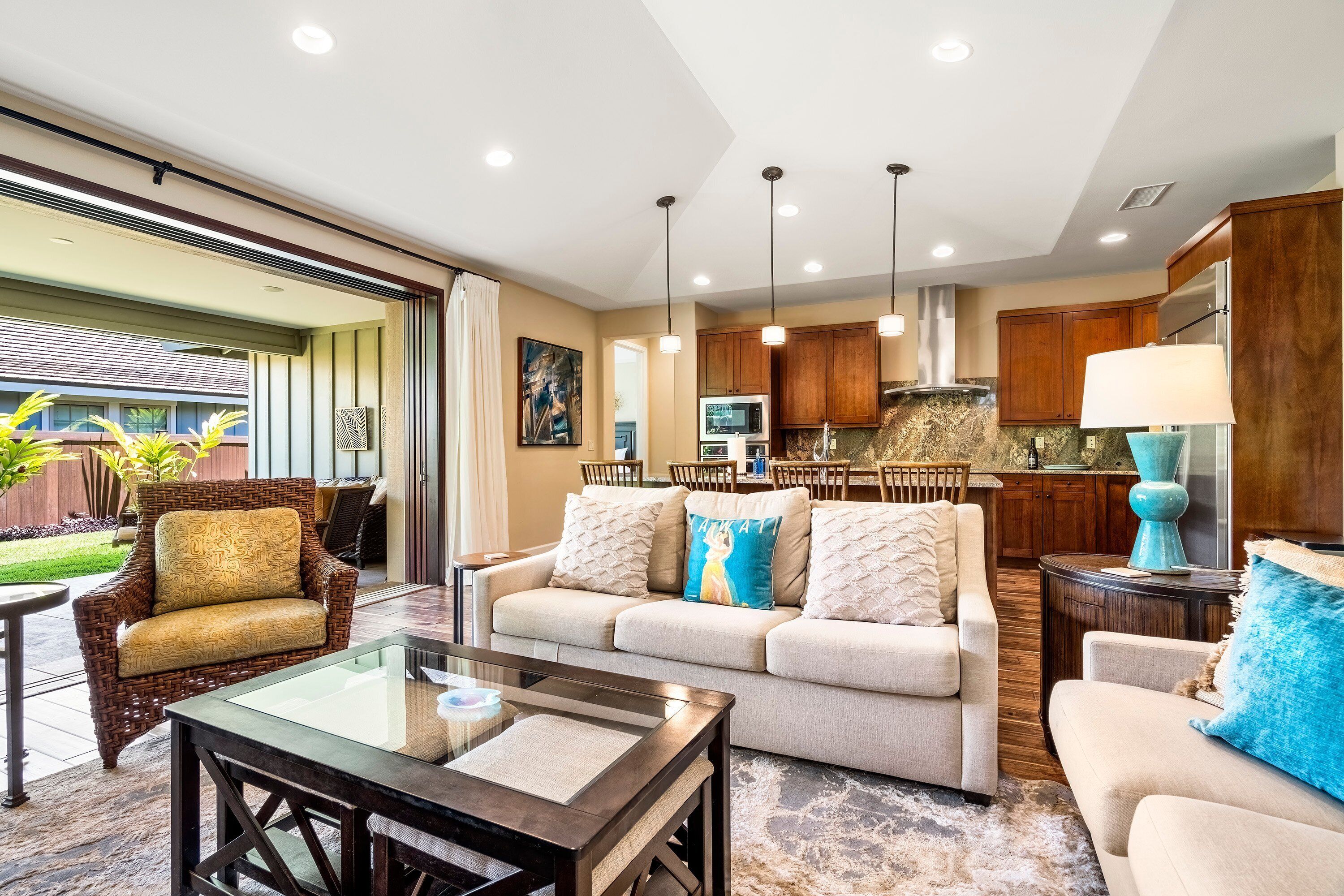 Casa, várias camas, varanda coberta, vista para o jardim (Holua Kai 37) | Área de estar | TV de tela plana 42 polegadas com canais digitais