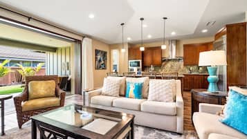 Casa, várias camas, varanda coberta, vista para o jardim (Holua Kai 37) | Área de estar | TV de tela plana 42 polegadas com canais digitais