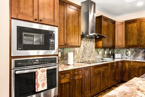 House, Multiple Beds, Lanai, Garden View (Holua Kai 37) | Private kitchen