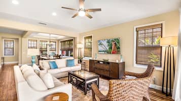 Casa, várias camas, varanda coberta, vista para o jardim (Holua Kai 37) | Área de estar | TV de tela plana 42 polegadas com canais digitais