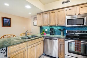 Kondominium, 1 Tempat Tidur King, beranda, pemandangan samudra (Casa de Emdeko 328) | Dapur pribadi | Mesin pembuat kopi/teh dan meja makan