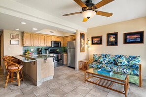 Apartamento, 1 cama de matrimonio grande, lanai, vistas al mar (Casa de Emdeko 328) | Cocina privada | Cafetera o tetera y mesa de comedor