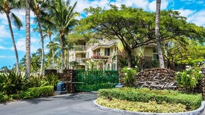 Una entrada cerrada a una propiedad con un letrero que dice 'The Fairway Villas'.