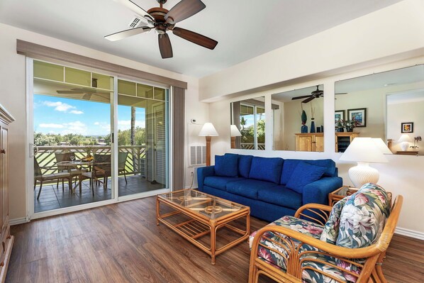 Apartment, Mehrere Betten, Veranda, Blick auf den Golfplatz (Fairway Villas Waikoloa B21) | Wohnbereich