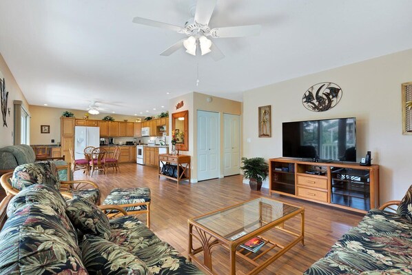 Apartment, Mehrere Betten, Veranda, Meerblick (Kahaluu Mauka) | Wohnbereich | 55-Zoll-Flachbildfernseher mit Digitalempfang