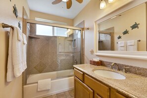 Condo, Multiple Beds, Lanai, Ocean View (Kahaluu Mauka) | Bathroom | Towels