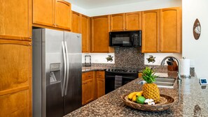 Maison mitoyenne, plusieurs lits, véranda, vue jardin (Waikoloa Colony Villas 2804) | Cuisine privée | Cafetière/bouilloire, tables à manger