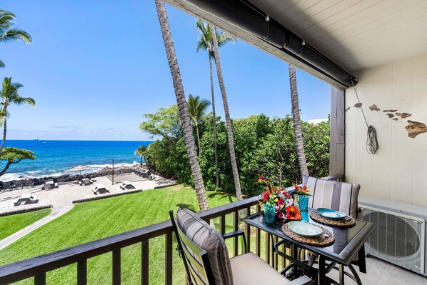 Condo, 1 cama Queen size y sofá cama, lanai, vista al océano (Kona Isle D23) | Restaurante al aire libre
