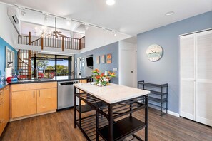 公寓式客房, 多张床, 外廊, 海洋景观 (Country Club Villas 305) | 2 多间卧室、特色装修、特色家居、床单
