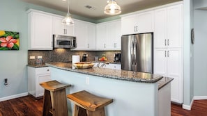 Residenza, letti multipli, cucina, vista giardino (Mauna Lani Fairways 1601) | Cucina privata | Macchina per tè/caffè, tavolo da pranzo