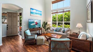 Casa de ciudad, varias camas, cocina, vista al jardín (Mauna Lani Fairways 1601) | Área de sala de estar | Televisión de pantalla plana de 42 pulgadas con canales digitales