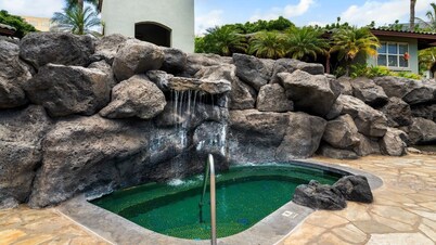 Tropical Escape w/ Lanai, BBQ & Resort Amenities - Vrkcv