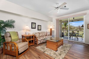 Condo, Plusieurs lits, lanai, vue sur le terrain de golf (Fairway Villas Waikoloa C22) | Aire de séjour | Téléviseur à écran plat de 42 po avec télévision numérique