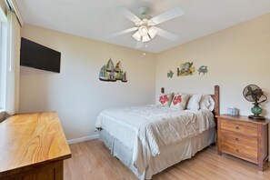 Apartment, Mehrere Betten, Veranda, Meerblick (Kahaluu Makai) | 2 Schlafzimmer, individuell dekoriert, individuell eingerichtet