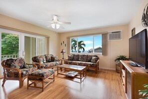 公寓式客房, 多张床, 外廊, 海洋景观 (Kahaluu Makai) | 起居区 | 55-英寸纯平电视（配备数码频道）