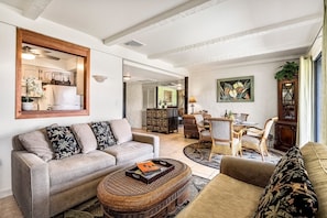Apartment, 1 Queen-Bett und Schlafsofa, Veranda, eingeschränkter Meerblick (Casa de Emdeko 310) | Wohnbereich