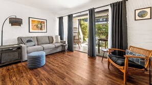 شقة - سرير ملكي - بشرفة مسقوفة - منظر للحديقة (Casa de Emdeko 124) | منطقة المعيشة | تلفزيون بشاشة مسطحة بحجم 55-بوصة يعرض قنوات تلفزيونية رقمية