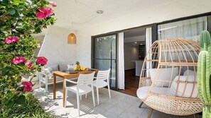 Condo, 1 King Bed, Lanai, Garden View (Casa de Emdeko 124) | Outdoor dining - Completely Updated - Ground Floor - Washer/dryer in Unit - Vrkcv (Kailua-Kona)