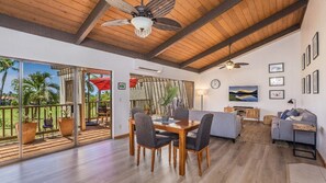 Appart'hôtel, plusieurs lits, véranda, vue golf (Keauhou Gardens 3202) | Coin séjour | Télévision à écran plat de 42 pouces avec chaînes numériques