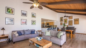 Apartment, Mehrere Betten, Veranda, Blick auf den Golfplatz (Keauhou Gardens 3202) | Wohnbereich