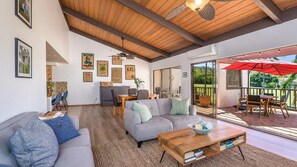 Appart'hôtel, plusieurs lits, véranda, vue golf (Keauhou Gardens 3202) | Coin séjour