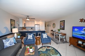 Lejlighed - 1 kingsize-seng med sovesofa - hawaiiansk terrasse - havudsigt (Sea Village 4104) | Opholdsområde | 55-tommers fladskærms-tv med digitale kanaler