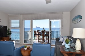 Appartamento, 1 letto king con divano letto, lanai, vista oceano (Sea Village 4104) | Area soggiorno | TV a schermo piatto 55 pollici con canali digitali