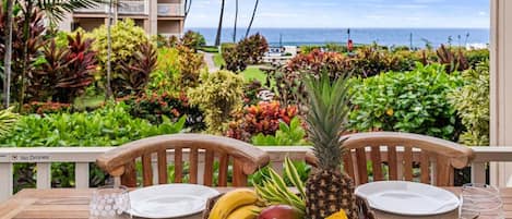 Condo, Plusieurs lits, lanai, vue sur lâocĂ©an (Sea Village 2106) | Restauration en plein air