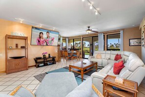 Appartement, Meerdere bedden, veranda, uitzicht op golfbaan (The Shores at Waikoloa 5) | Woonruimte | Een 86-inch flatscreentelevisie met digitale zenders