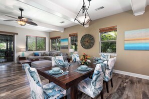 Resortwoning, meerdere bedden, veranda, uitzicht op tuin (Kulalani at Mauna Lani 205) | 3 slaapkamers, individueel gedecoreerd, individueel gemeubileerd