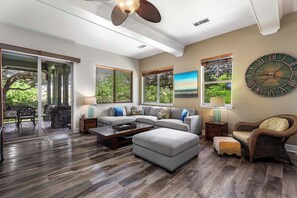 Casa adosada, varias camas, lanai, vistas al jardín (Kulalani at Mauna Lani 205) | Zona de estar | Televisión de pantalla plana de 42 pulgadas con canales digitales