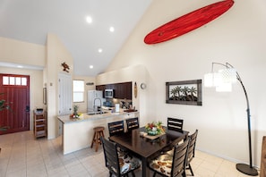 Lejlighed - flere senge - hawaiiansk terrasse - udsigt til golfbane (Fairway Villas Waikoloa N33) | 2 soveværelser, individuelt design, individuel indretning, sengetøj