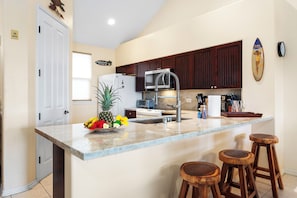 شقة - عدة أسرّة - بشرفة مسقوفة - منظر لملعب الجولف (Fairway Villas Waikoloa N33) | مطبخ خاص | موقد طهي مسطح، ماكينة لصنع القهوة/الشاي، مائدة طعام