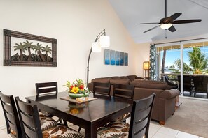 شقة - عدة أسرّة - بشرفة مسقوفة - منظر لملعب الجولف (Fairway Villas Waikoloa N33) | 2 عدّة غرف نوم وبديكورات فريدة لكل غرفة وطراز فريد لكل وحدة