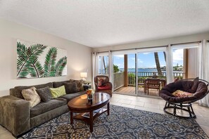 公寓客房, 多張床, 夏威夷式陽台, 海景 (Sea Village 3112) | 起居區 | 42-吋平面電視,提供數位頻道