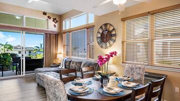 Townhome - flera sÀngar - lanai - havsutsikt (Na Hale O Keauhou E6) | 3 sovrum, individuell inredning, unika möbler och sÀngklÀder