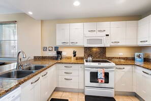 Townhome, Multiple Beds, Lanai, Ocean View (Na Hale O Keauhou E6) | Private kitchen | Coffee/tea maker, dining tables