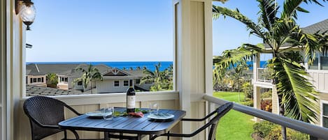 Byhus - flere senge - hawaiiansk terrasse - havudsigt (Na Hale O Keauhou E6) | Udendørs spisemuligheder