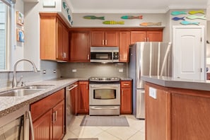 Appart'hôtel, plusieurs lits, véranda, vue montagne (Golf Villas at Mauna Lani A2) | Cuisine privée | Cafetière/bouilloire, tables à manger